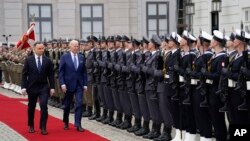 美國總統拜登和波蘭總統杜達在波蘭首都檢閱儀仗隊。 （2022年3月26日）
