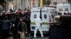 Un technicien médico-légal travaille après une explosion dans la rue piétonne très fréquentée Istiklal à Istanbul, en Turquie, le 13 novembre 2022.