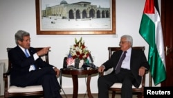 Mahmoud Abbas accueille John Kerry à Ramallah, le 7 avril 2013