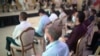 Des détenus reconnus coupables de terrorisme assistent à une cérémonie dans le cadre d'un programme de réconciliation visant à les réhabiliter et à les déradicaliser, à Salé, au Maroc, le 28 avril 2022.