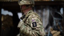 Un soldat britannique de la Mission multidimensionnelle intégrée des Nations Unies pour la stabilisation au Mali (MINUSMA) fait une ronde sur une tour de guet à Ménaka, au Mali, le 22 octobre 2021.