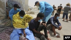 ARCHIVES - Des migrants secourus par la garde nationale tunisienne lors d'une tentative de traversée de la Méditerranée en bateau au port d'el-Ketef à Ben Guerdane, dans le sud de la Tunisie, le 27 juin 2021.