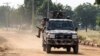 Des soldats de l'armée nigériane sont vus au volant d'un véhicule militaire à Ngamdu, au Nigeria, le 3 novembre 2020.