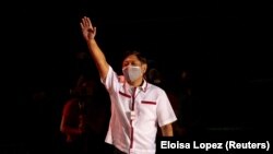 Ferdinand "Bongbong" Marcos Jr, le fils et homonyme du défunt dictateur philippin, lors de son dernier meeting de campagne avant les élections nationales de 2022, à Paranaque City, Metro Manila, Philippines, le 7 mai 2022.