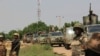 Sejumlah tentara Nigeria berpatroli pada 12 Oktober 2019, menyusul serangan kelompok bersenjata ISWAP ke Desa Tungushe, yang menewaskan seorang tentara dan tiga warga. (Foto: AFP)