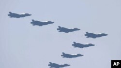 တောင်ကိုရီးယားလေတပ်သုံး F-35 A Stealth တိုက်လေယာဉ်တွေ တပ်မတော်နေ့အခမ်းအနား စစ်ရေးပြပျံသန်းစဉ်။ (စက်တင်ဘာ ၂၉ ၊ ၂၀၂၂)