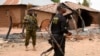 ARCHIVES-Des membres du personnel de sécurité montent la garde dans le village de Kukawa, dans l'État du Plateau, le 12 avril 2022, après que les maisons des résidents ont été incendiées lors d'une attaque de bandits.