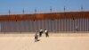 Para migran pencari suaka berjalan keluar dari sungai Rio Bravo di El Paso, Texas, seperti terlihat dari Ciudad Juarez, Meksiko, pada 13 April 2022. Para migran tersebut menemui para petugas patroli perbatasan AS untuk mengajukan suaka. (Foto: Reuters/Jose Luiz Gonzalez) 