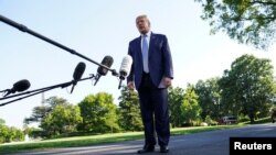 美国总统特朗普5月15日前往戴维营度假前在白宫对记者发表讲话。