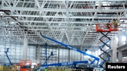 美國電動汽車特斯拉在中國上海的一個工廠廠房正在建造中。 （2019年6月9日）