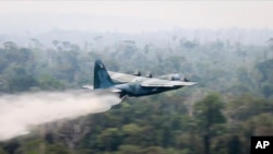 巴西軍用飛機在火災上空傾倒水滅火