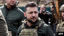 Le président ukrainien Volodymyr Zelensky se tient dans la ville de Bucha, au nord-ouest de la capitale ukrainienne Kiev, le 4 avril 2022.
