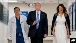 Le président Donald Trump, la Première dame Melania Trump, et le docteur Igor Nichiporenko, lors d'une visite au centre médical Broward Health North à Pompano Beach, en Floride, le 16 février 2018.