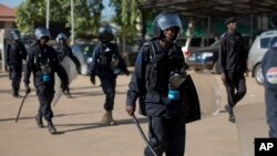 Les forces de sécurité gambiennes massivement déployées à Banjul, Gambie, 5 décembre 2016. (Archives)