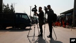Para jurnalis Afghanistan tampak hadir di lokasi serangan bom di Kabul, Afghanistan, pada 9 Februari 2021. (Foto: AP/Rahmat Gul)