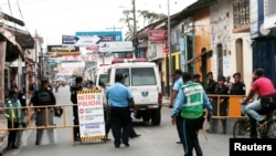 Ambulans melewati pos pemeriksaan polisi untuk mengevakuasi orang-orang dari gereja San Miguel, tempat para ibu dari tahanan politik melakukan mogok makan selama sembilan hari untuk menuntut pembebasan putra dan putri mereka, di Masaya. (Foto: Reuters)