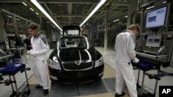 Des ouvriers russes assemblent des voitures à l'usine d'assemblage de Volkswagen AG à Kaluga, à environ 160 km au sud-ouest de Moscou, le mardi 20 octobre 2009. (AP Photo/Alexander Zemlianichenko)