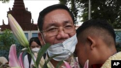Thach Setha, wakil presiden Partai Cahaya Lilin yang merupakan oposisi utama pemerintah yang berkuasa, di depan penjara Prey Sar di pinggiran kota Phnom Penh, Kamboja, pada 10 November 2021. (Heng Sinith/AP)