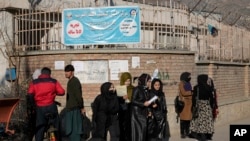 Sejumlah mahasiswi berkumpul di luar Universitas Kabul di Kabul, Afghanistan, 21 Desember 2022. Pemerintahan Taliban melarang pelajar putri untuk mengikuti tes masuk universitas swasta mulai perkuliahan musim semi 2023. (Foto: AP Photo/Ebrahim Noroozi, arsip)