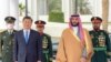 ဆော်ဒီအိမ်ရှေ့မင်းသား Mohammed Bin Salman က ဆော်ဒီအာရေးဗီးယားကို ရောက်လာတဲ့ တရုတ်သမ္မတ ရှီကျင့်ဖျင်ကို ကြိုဆိုစဉ်။ (ဒီဇင်ဘာ ၈၊ ၂၀၂၂)