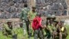 Sejumlah anggota pasukan bersenjata Kongo terlihat berada di wilayah pemeriksaan di utara Goma, Kongo, pada 25 November 2022. Mereka bersiaga mengamankan wilayah tersebut dari kelompok pemberontak M23. (Foto: AP/Jerome Delay)