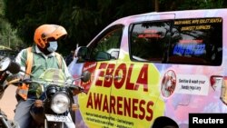 Une camionnette de sensibilisation à Ebola roule le long de Kyadondo Road, à Kampala, en Ouganda, le 27 octobre 2022.