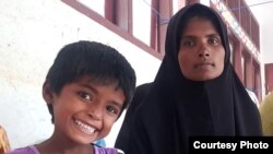 Mkimbizi wa kabila la Rohingya Hatemon Nesa, 27, na mtoto wake Umme Salima, 5, baada ya kuokolewa huko Aceh, Indonesia December 26.