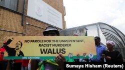 Manifestation contre la libération conditionnelle de Janusz Walus, qui avait assassiné le leader anti-apartheid Chris Hani en 1993, devant le centre correctionnel Kgosi Mampuru II à Pretoria, en Afrique du Sud, le 30 novembre 2022. 