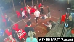 中國唐山一家燒烤店一群男子暴力圍毆幾名女子的視頻截圖。 （2022年6月10日）