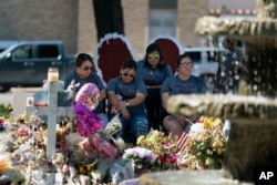 FILE - kundi la walimju kutoka Dilley, Texas, wakiomboleza mauaji ya shule ya msingi Uvalde, Texas, June 3, 2022.