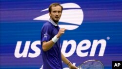Petenis Rusia Daniil Medvedev ketika berlaga di babak final U.S. Open pada 12 September 2021. (Foto: AP/Elise Amendola)