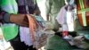 Un responsable électoral détient des bulletins de vote comptés dans un bureau de vote lors de l'élection du gouverneur à Ido Oshun, dans l'État d'Osun, dans le sud-ouest du Nigéria, le 16 juillet 2022.