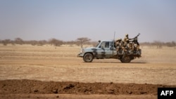 Des soldats burkinabés patrouillent à bord d'un pick-up sur la route de Dori au camp de réfugiés de Goudebo, le 03 février 2020 .(Archives)