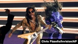 Lenny Kravitz, à gauche, et H.E.R. interprète "Are you Gonna Go My Way" lors de la 64e cérémonie annuelle des Grammy Awards le 3 avril 2022 à Las Vegas.