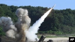 南韓國防部發佈照片顯示在一次針對朝鮮的美韓聯合軍演中，一枚美制MGM-140 陸軍戰術導彈正在發射中。- 美聯社資料照