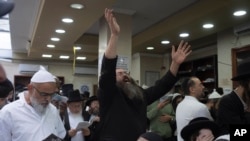 Mahujaji kutoka Israeli wakiwa katika mji wa Uman, kilomita 200 (125 miles) kusini mwa mji mkuu wa Ukraine, Kiev, Ukraine, Jumapili, Sept. 25, 2022. 