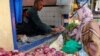 Une femme fait ses courses sur un marché de légumes à Casablanca, au Maroc, le 29 juin 2017.