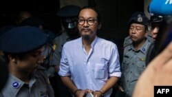 လူအခွင့်အရေးလှုပ်ရှားသူနဲ့ ဒါရိုက်တာ မင်းထင်ကိုကိုကြီးကို ၂၀၁၉ခုနှစ် သြဂုတ်လ ၂၉ ရက်နေ့က ရန်ကုန်မြို့ ရုံးချိန်းတခုမှာတွေ့ရစဉ်