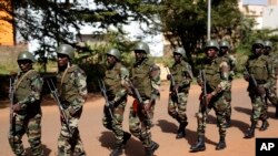 De soldats maliens de la garde présidentielle, à Bamako, au Mali, le 21 novembre 2015.
