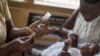 Un bébé reçoit le vaccin contre le paludisme Mosquirix (RTS,S) à la maternité de la polyclinique Ewin à Cape Coast, Ghana, le 30 avril 2019.