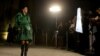 La mannequin libano-australienne, Jessica Kahawaty, arrive à l'exposition du designer américain Virgil Abloh à Doha, la capitale du Qatar, le 4 novembre 2021.