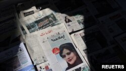 Picha ya Mahsa Amini kwenye kurasa za juu za magazeti ya Iran, Jumapili.