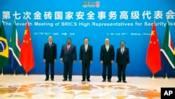 俄羅斯總統普京的親信之一、時任俄羅斯聯邦安全會議秘書尼古拉·帕特魯舍夫（Nikolay Patrushev）(最左）和時任中共中央外事辦公室主任楊潔篪出席2017年7月28日在北京召開的“第七次金磚國家安全事務高級代表會議。