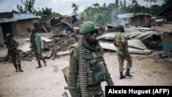 Un soldat des Forces armées de la République démocratique du Congo (FARDC) participe à une patrouille à pied dans le village de Manzalaho près de Beni le 18 février 2020.