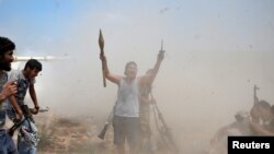 Un combattant des forces libyennes alliées, après la destruction de l’artillerie des combattants de l'État islamique lors d'une bataille à Syrte, en Libye, le 31 Juillet 2016. REUTERS/Goran Tomasevic TPX IMAGES OF THE DAY - RTSKG95