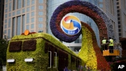 工人在北京修建火車形狀的花草，宣傳即將召開的“一帶一路”高峰論壇。(2019年4月23日)
