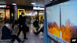 南韓首爾火車站的電視屏幕顯示北韓發射導彈的新聞資料畫面。(2022年1月11日)