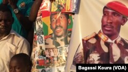 Des posters à l’effigie de Thomas Sankara, Place des martyrs, quartier Tampouy, nord-ouest de Ouagadougou où plusieurs milliers de personnes se sont réunies pour commémorer le 28eme anniversaire de l’assassinat du "père de la révolution burkinabè". (VOA/Bagassi Koura)
