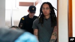 Brittney Griner (depan), bintang bola basket Amerika yang ditahan di Rusia (foto: dok). 