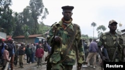 Waasi wa M23 wakitembea katika mji wa Karuba, kilomita 62 kutoka Goma, Kivu kaskazini, Mashariki mwa Jamhuri ya kidemokrasia ya Congo.
